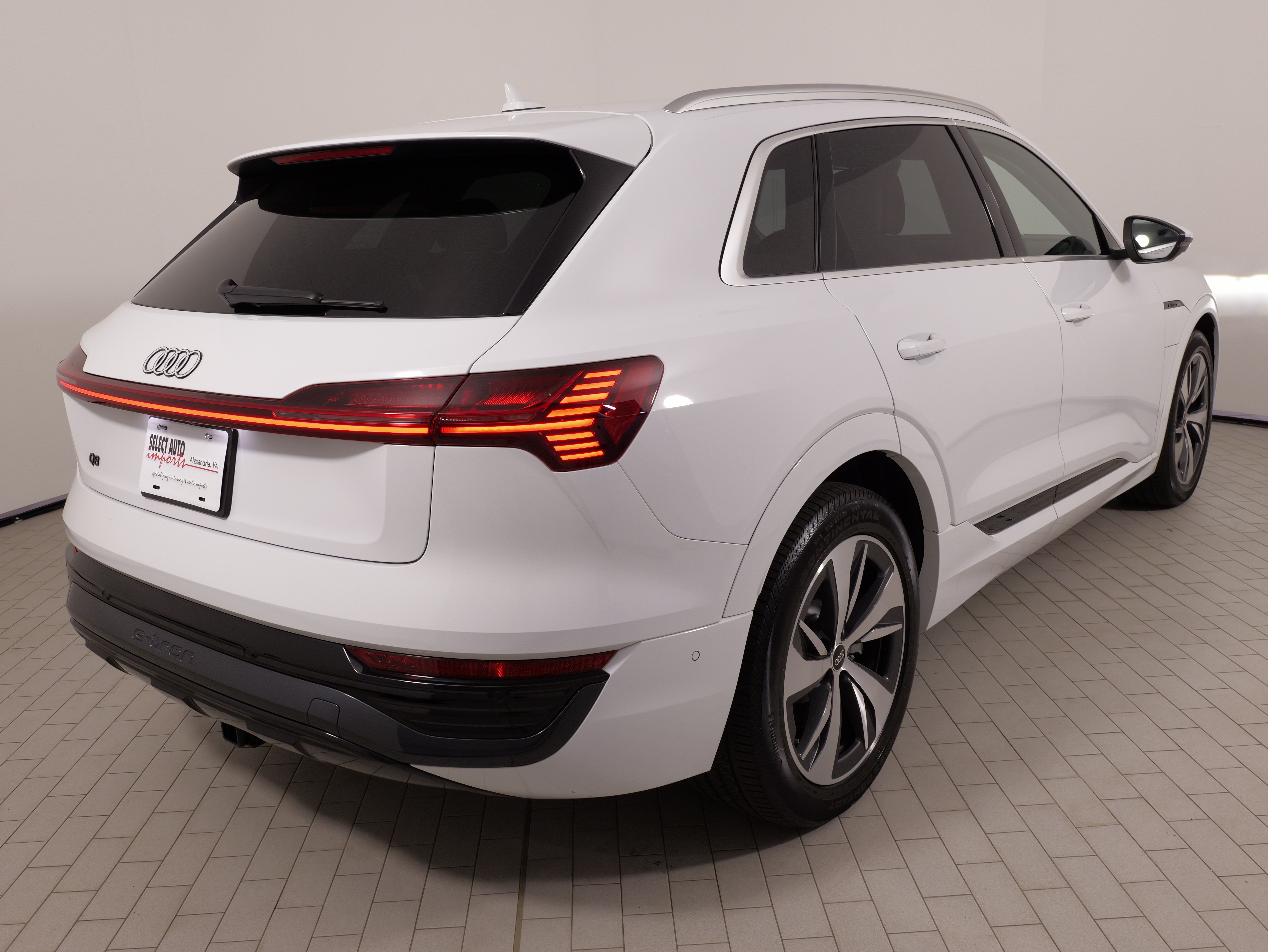 Used 2024 Audi Q8 e-tron Premium Plus w/ Premium Plus Package AWD/4WD image 12