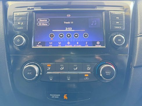 Used 2018 Nissan Rogue S image 17