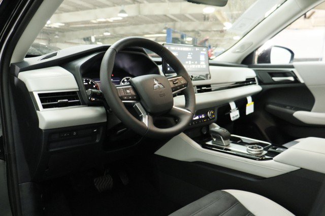 New 2026 Mitsubishi Outlander SE FWD image 5