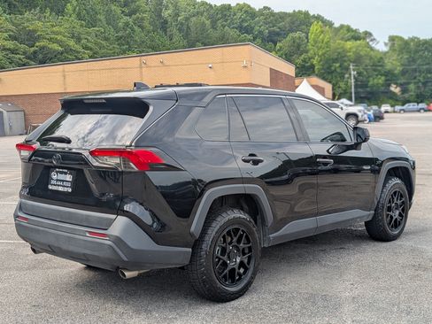 Used 2022 Toyota RAV4 LE FWD image 9