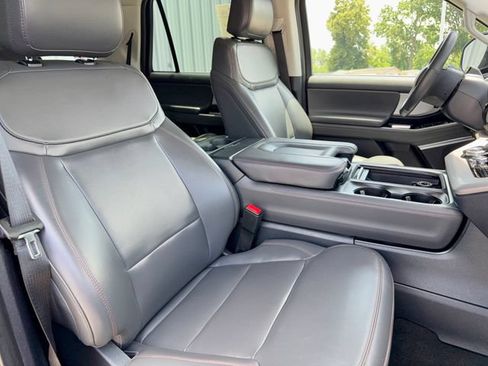Used 2025 Ford Expedition Active AWD/4WD image 9