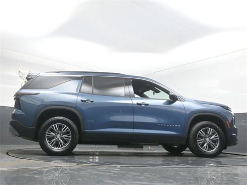 Used 2025 Chevrolet Traverse LT image 54