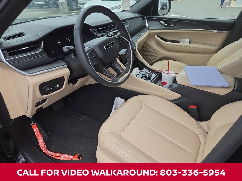 Used 2025 Jeep Grand Cherokee Limited w/ Black Appearance Package AWD/4WD image 11