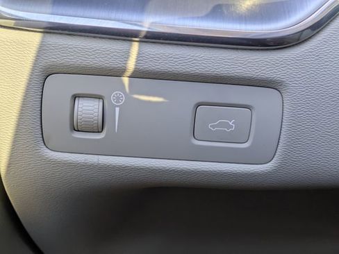 Used 2018 Volvo XC60 T6 Momentum w/ Convenience Package image 26