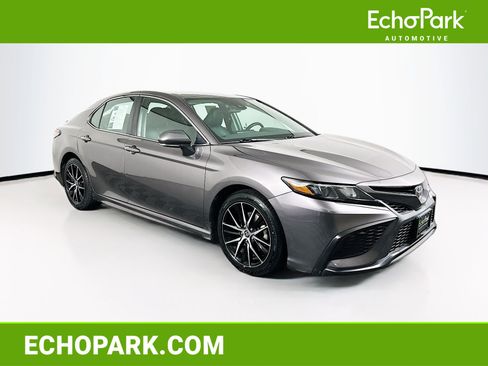 Used 2022 Toyota Camry SE FWD image 1