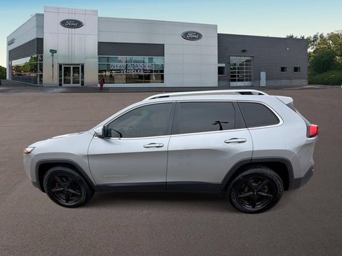 Used 2017 Jeep Cherokee Latitude w/ Safety/Convenience Group AWD/4WD image 6