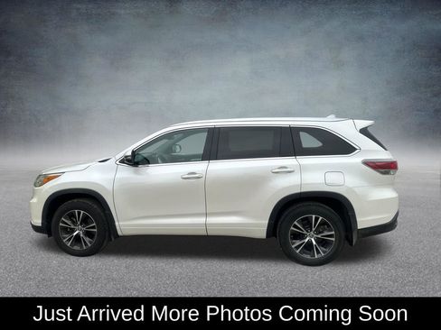 Used 2016 Toyota Highlander XLE AWD/4WD image 2