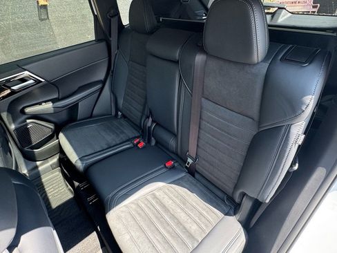 New 2025 Mitsubishi Outlander SE image 21