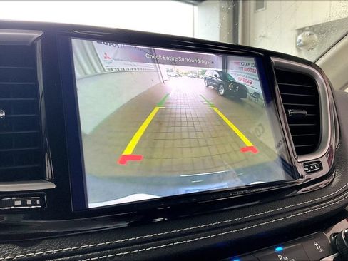 Used 2023 Chrysler Pacifica Touring-L FWD image 12
