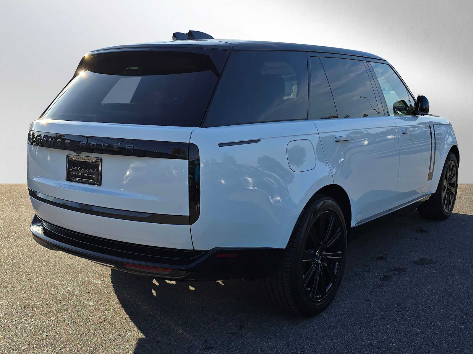 New 2025 Land Rover Range Rover Long Wheelbase SE AWD/4WD image 3