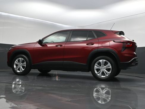 Used 2024 Chevrolet Trax LS w/ Driver Confidence Package FWD image 32