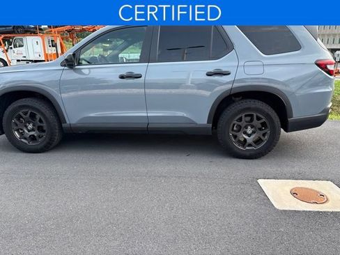 Certified 2025 Honda Pilot TrailSport image 3