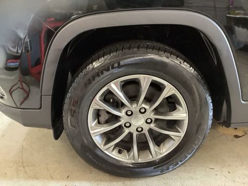 Used 2019 Jeep Cherokee Latitude Plus image 12