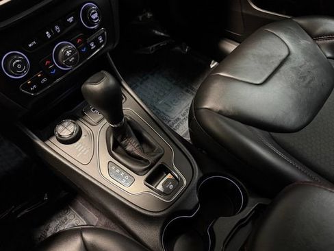 Used 2019 Jeep Cherokee Trailhawk w/ Comfort & Convenience Group AWD/4WD image 15