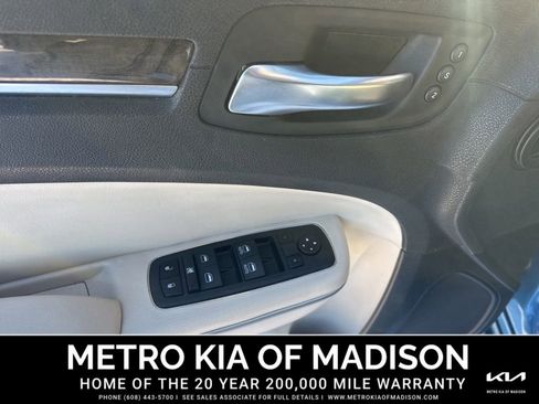 Used 2022 Chrysler 300 Touring L w/ Comfort Group image 12