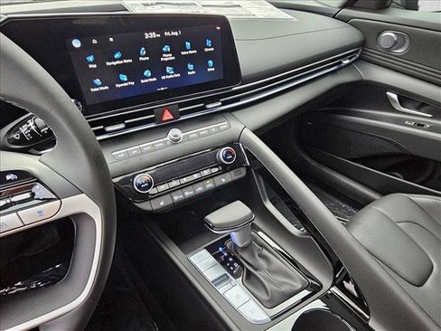Certified 2025 Hyundai Elantra Limited FWD image 12