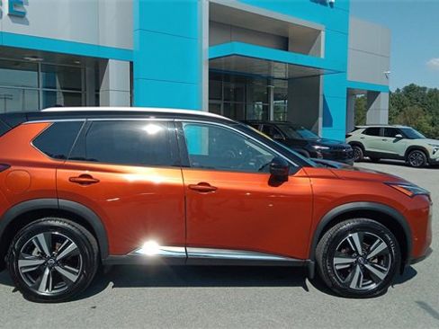 Used 2023 Nissan Rogue SL w/ SL Premium Package image 3