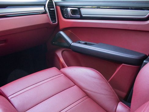 Used 2022 Porsche Cayenne Platinum Edition image 20