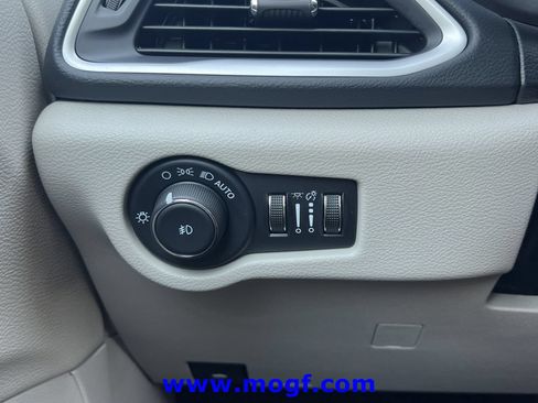 Used 2024 Chrysler Pacifica Touring-L FWD image 16