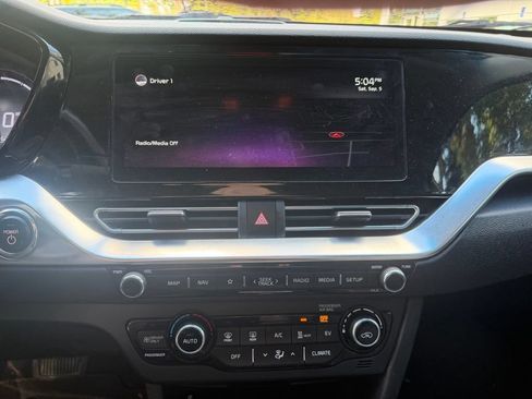 Used 2022 Kia Niro EX w/ Cold Weather Package FWD image 17