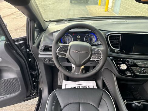 New 2026 Chrysler Pacifica Limited FWD image 9