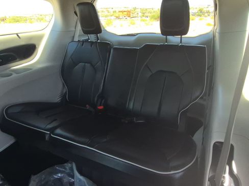 Used 2022 Chrysler Pacifica Limited FWD image 30