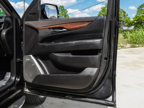 Used 2018 Cadillac Escalade ESV Luxury RWD image 41