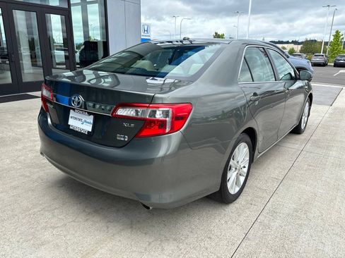 Used 2012 Toyota Camry XLE w/ Leather Pkg FWD image 5