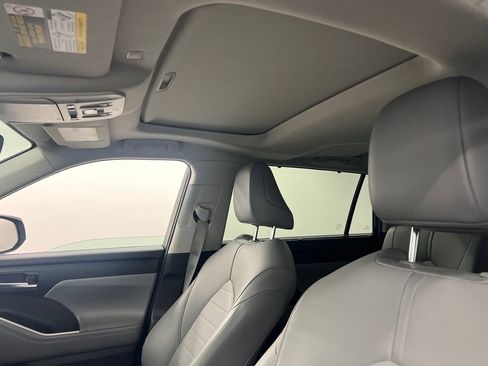 Certified 2020 Toyota Highlander XLE FWD image 8
