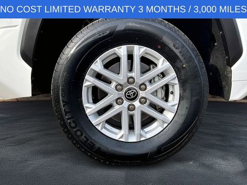 Used 2022 Toyota Tundra SR5 w/ SR5 Convenience Package image 9