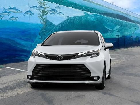 New 2026 Toyota Sienna XLE FWD image 3