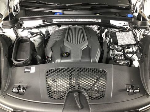 Certified 2026 Porsche Macan AWD/4WD image 16