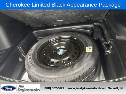Used 2024 Jeep Grand Cherokee Limited w/ Black Appearance Package AWD/4WD image 24