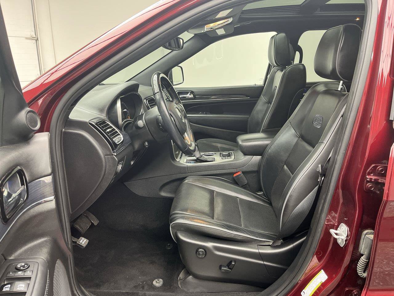 Used 2019 Jeep Grand Cherokee Overland AWD/4WD image 3