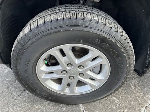 Used 2025 Jeep Grand Cherokee Laredo image 17