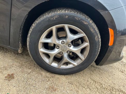 Used 2017 Chrysler Pacifica Limited w/ UConnect Theater Package image 7