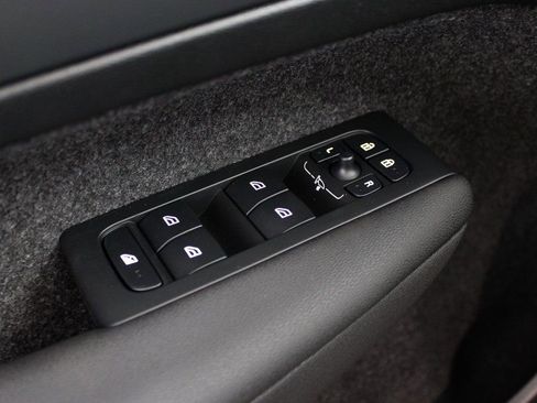 New 2025 Volvo XC40 B5 Core w/ Protection Package Premier image 19