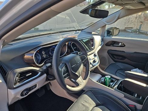 Used 2024 Chrysler Pacifica Limited image 10