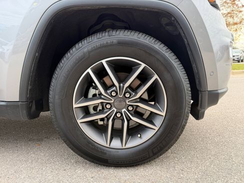 Used 2020 Jeep Grand Cherokee Limited w/ Luxury Group II image 9