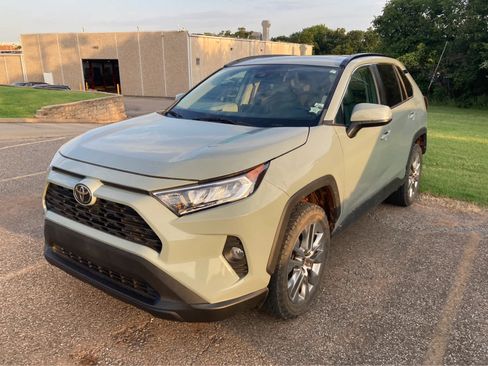Used 2021 Toyota RAV4 XLE Premium FWD image 4
