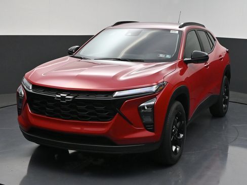 Used 2026 Chevrolet Trax LT w/ Midnight Edition FWD image 3