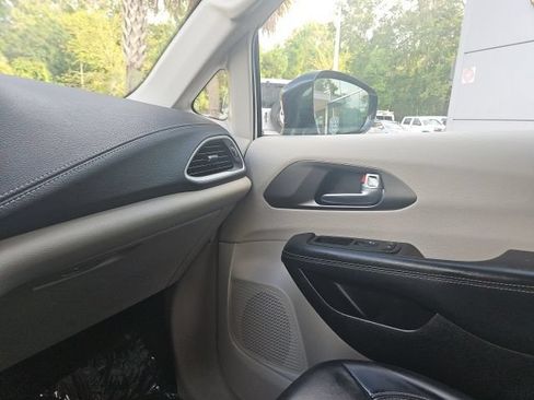 Used 2024 Chrysler Pacifica Touring-L FWD image 24