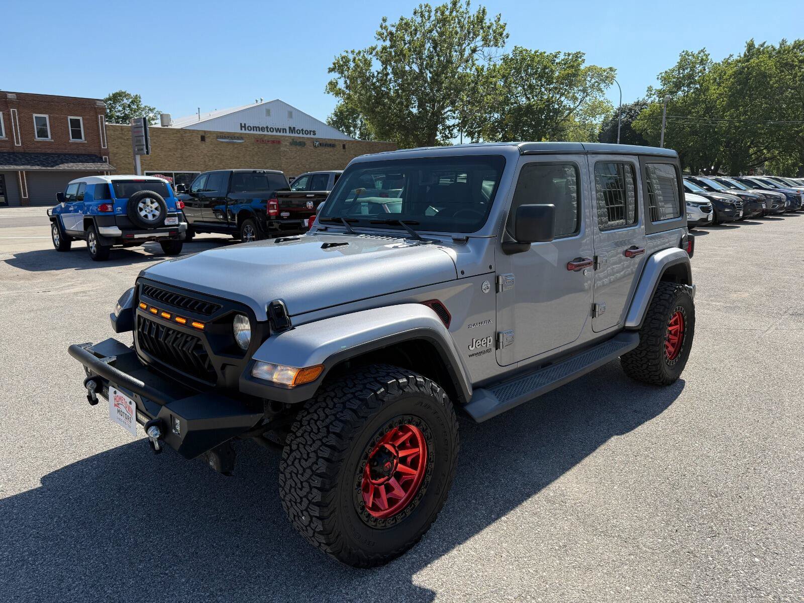 Used 2018 Jeep Wrangler Unlimited Sahara w/ Dual Top Group AWD/4WD image 1