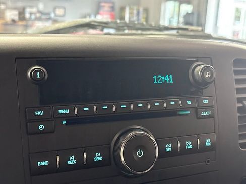 Used 2011 Chevrolet Silverado 2500 LT w/ Interior Plus Package AWD/4WD image 17