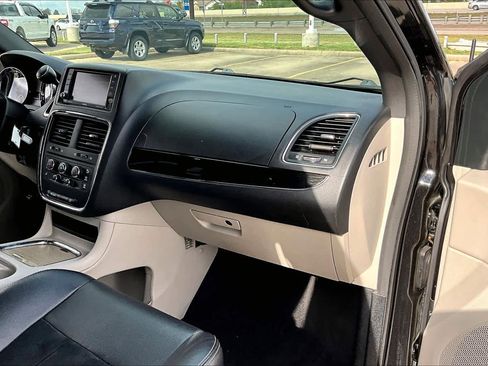 Used 2017 Dodge Grand Caravan SXT image 18