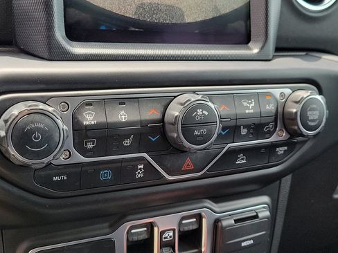 Used 2023 Jeep Wrangler Unlimited Sahara w/ Cold Weather Group AWD/4WD image 18