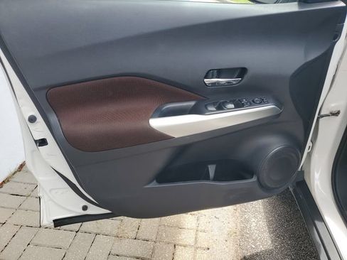 Used 2018 Nissan Kicks SR FWD image 27