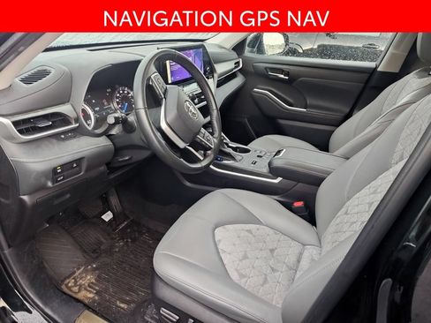 Used 2023 Toyota Highlander Bronze Edition AWD/4WD image 7