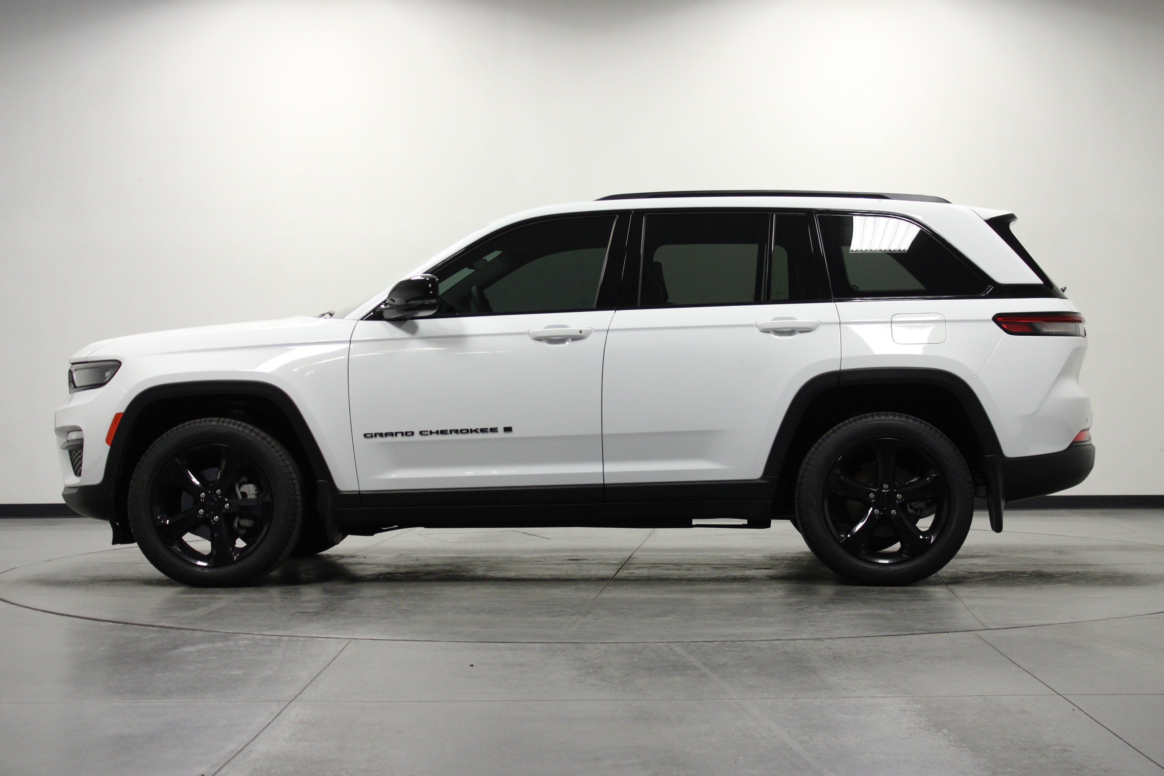 Used 2025 Jeep Grand Cherokee Limited w/ Black Appearance Package AWD/4WD image 7