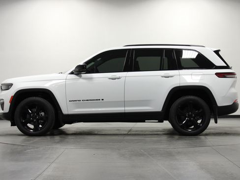 Used 2025 Jeep Grand Cherokee Limited w/ Black Appearance Package AWD/4WD image 7